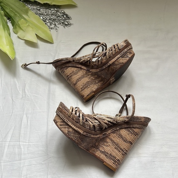 ⭐️BCBGMAXAZRIA Women’s Laurol Mushroom Printed WEDGE HEELS Strap Shoes Size 6⭐️ - Picture 3 of 8